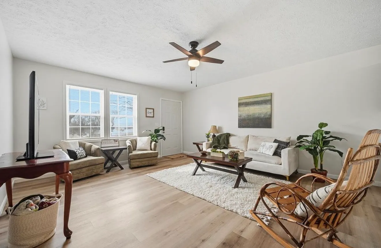 3 bed, 1024 sqft, $1,550 — Photo 3