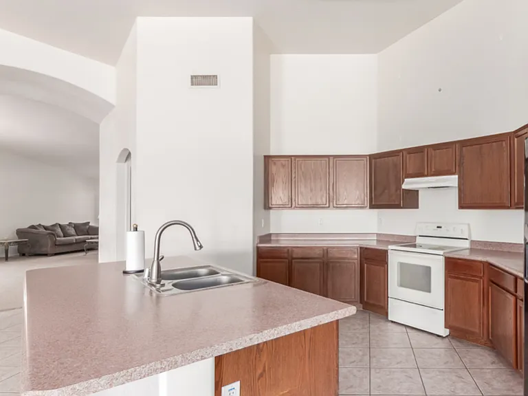 608 W Rattlesnake Pl — Photo 5