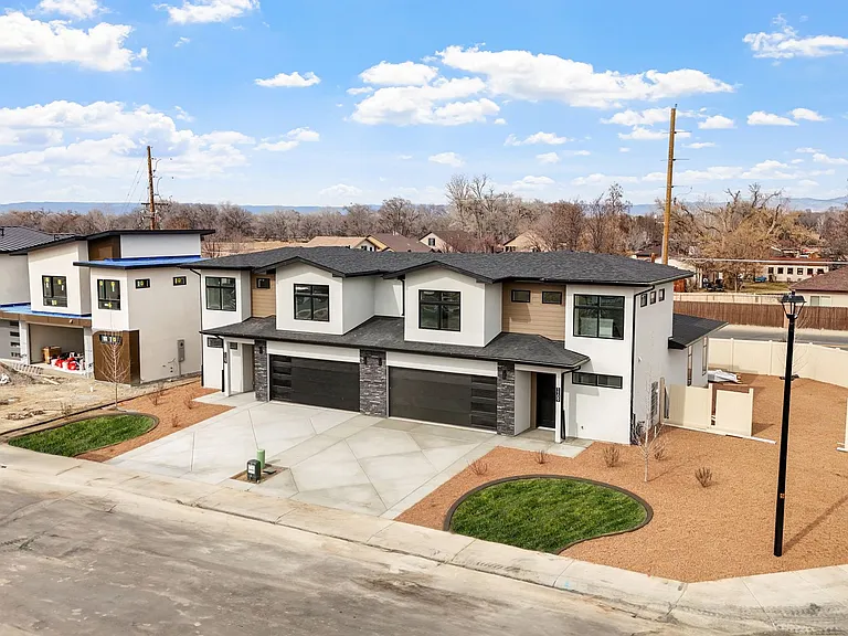 1109 Mee Canyon Cir — Photo 1