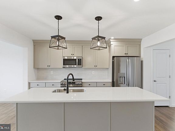 3rd image of 511 Fontana Cir