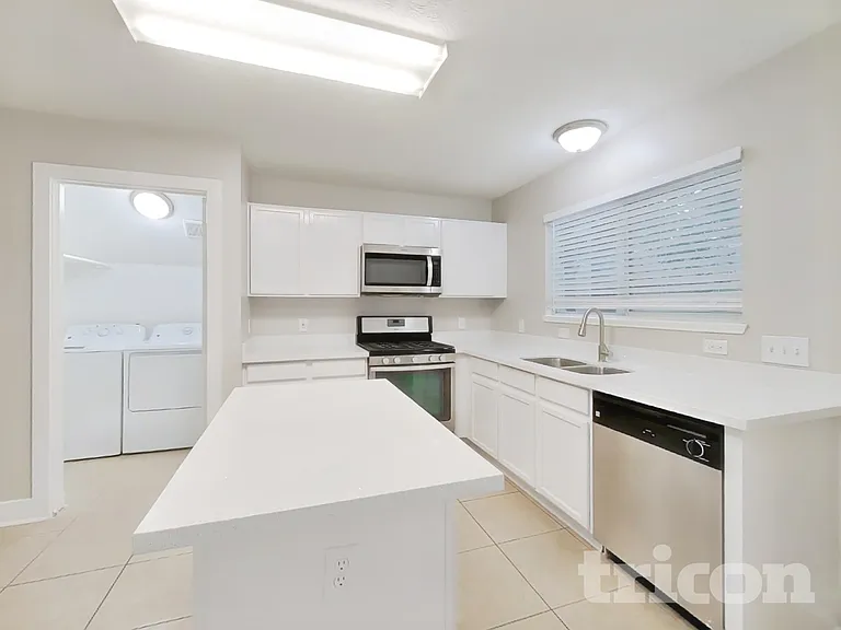 18167 Woodsdale Ct — Photo 3