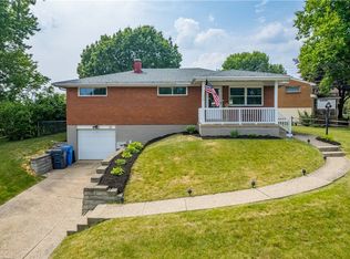 15 Greenview Dr, Carnegie, PA 15106