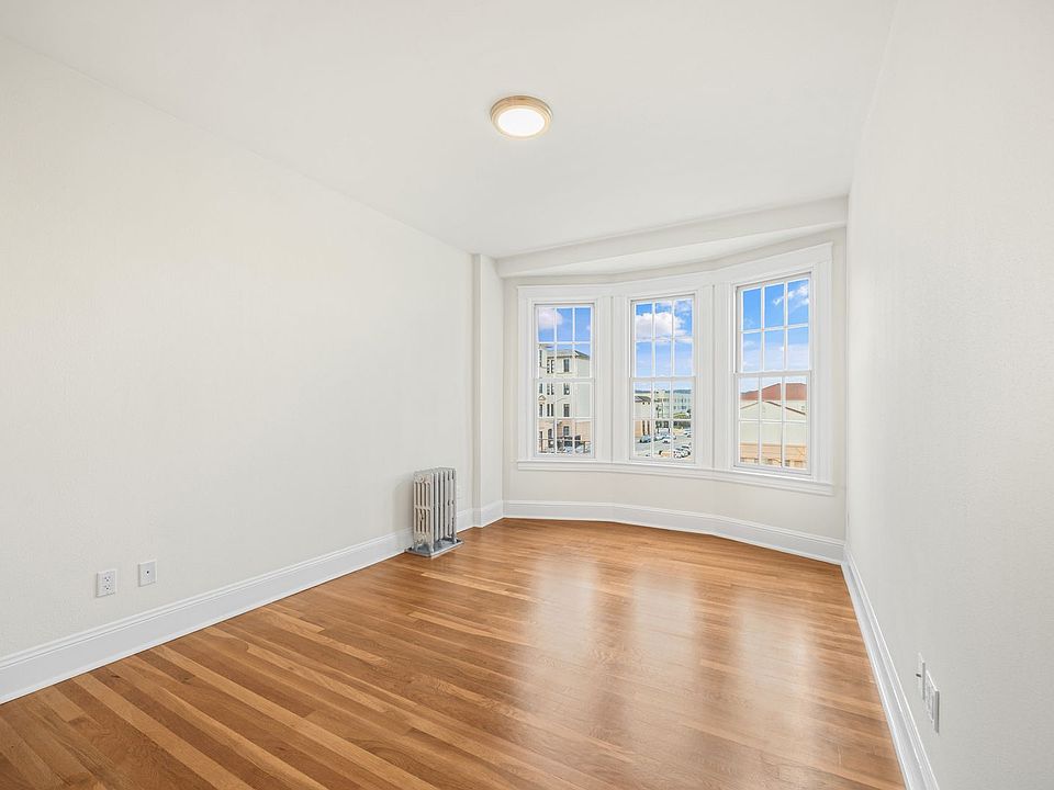 1st image of 990 Bay St APT 204