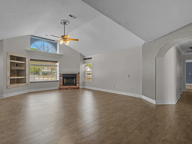 2409 Hunters Trl — Photo 8