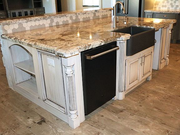 5th image of 21 Royal Manor Dr