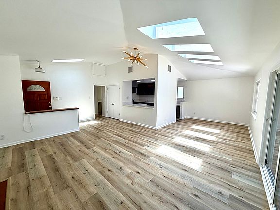 4th image of 3112 S La Salle Ave