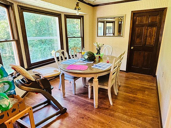 5th image of 110 Saxon Woods Dr