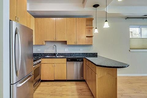 4th image of 1266 N Wood St #B