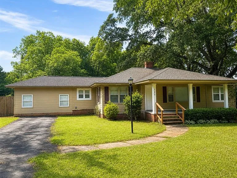 111 E Belmont Dr — Photo 1