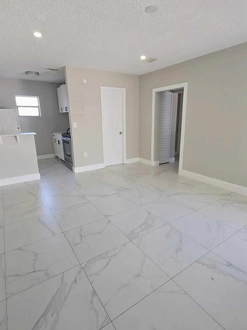 2 bed, 1.0 bath, 3808 sqft, $1,850 — Photo 2
