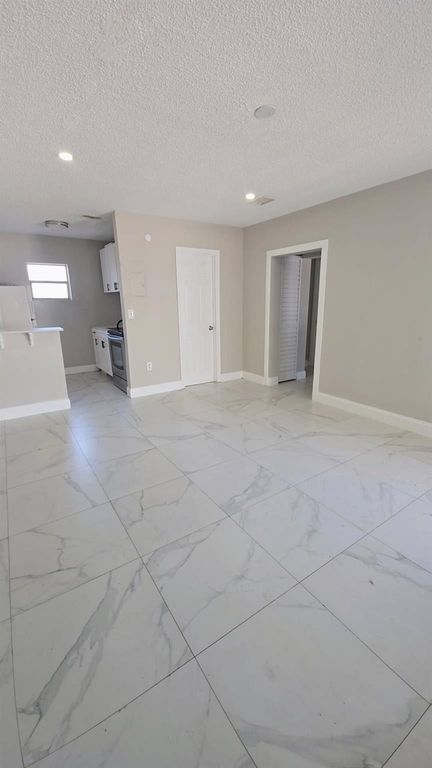 616 NW 5th Ave #2, photo 2