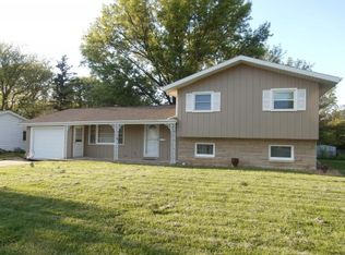 9 Circle Dr, Charleston, IL 61920