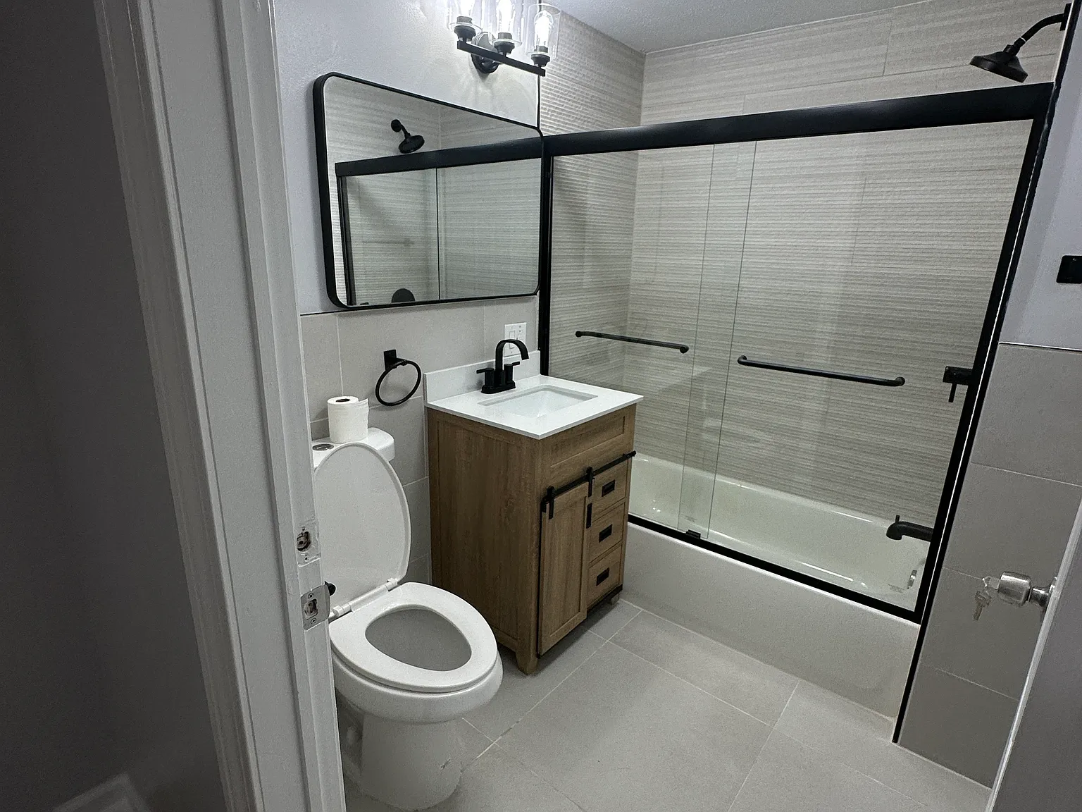 3 bed, 1010 sqft, $2,100 — Photo 2