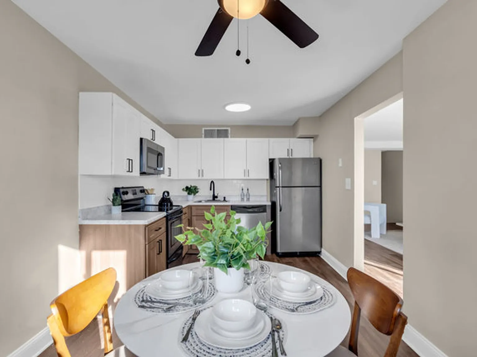 Chateau Apartments — Photo 3