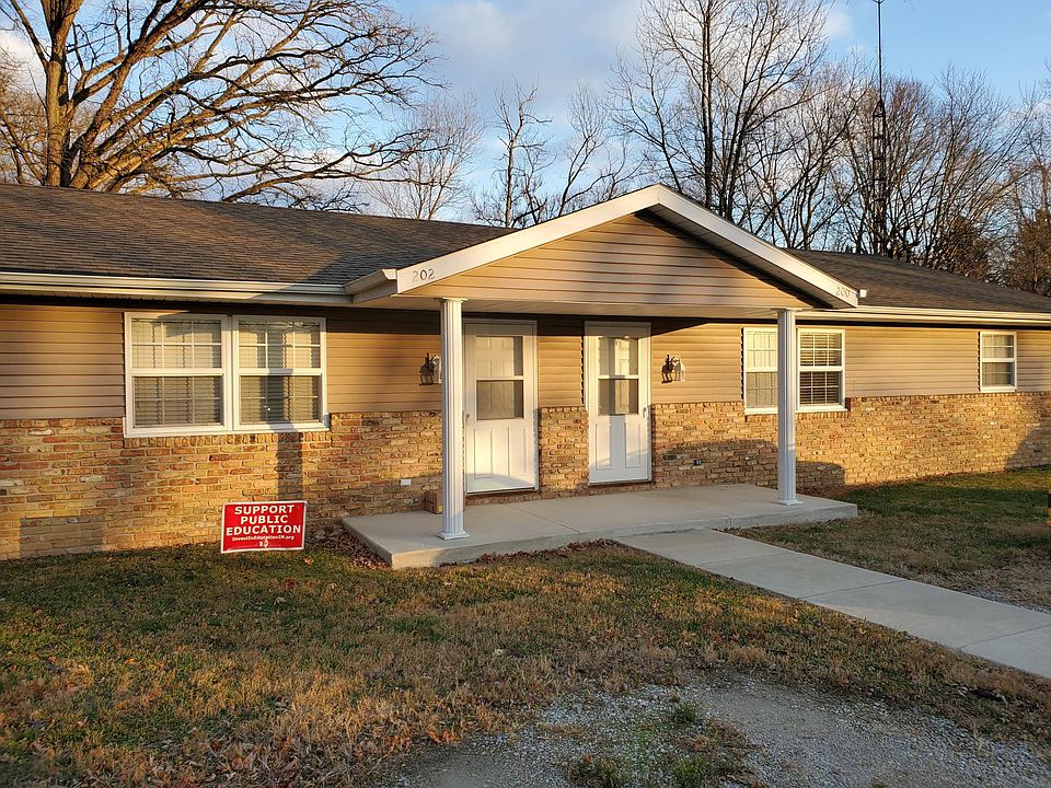 1st image of 200 N Redwood Ln