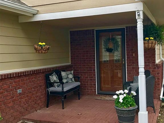 3rd image of 1117 N McCaskey Dr
