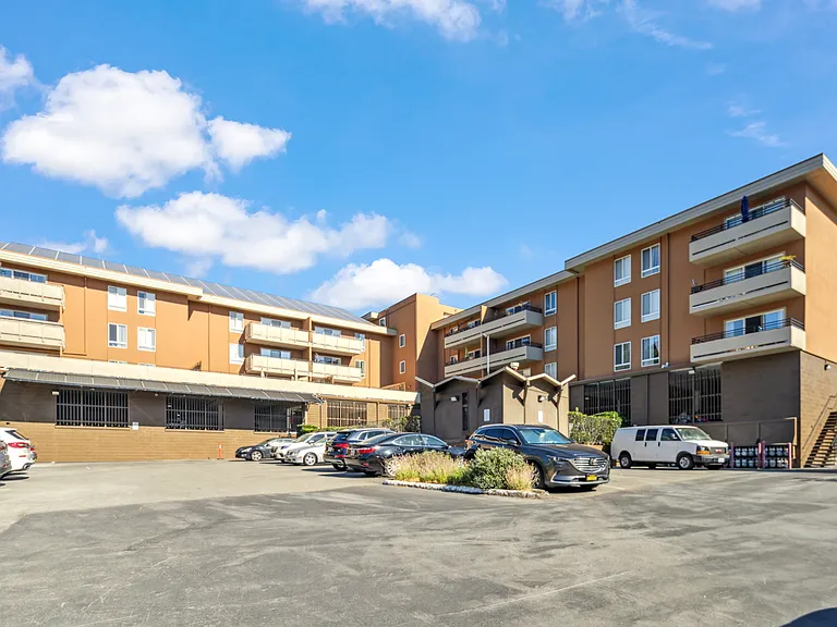 Laurelwood Apartments — Photo 7