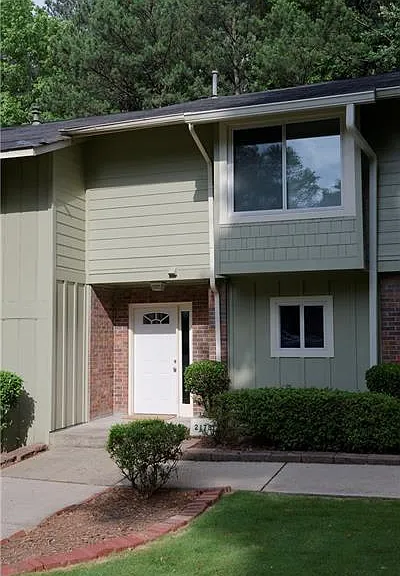 2179 Surrey Ct SE — Photo 2