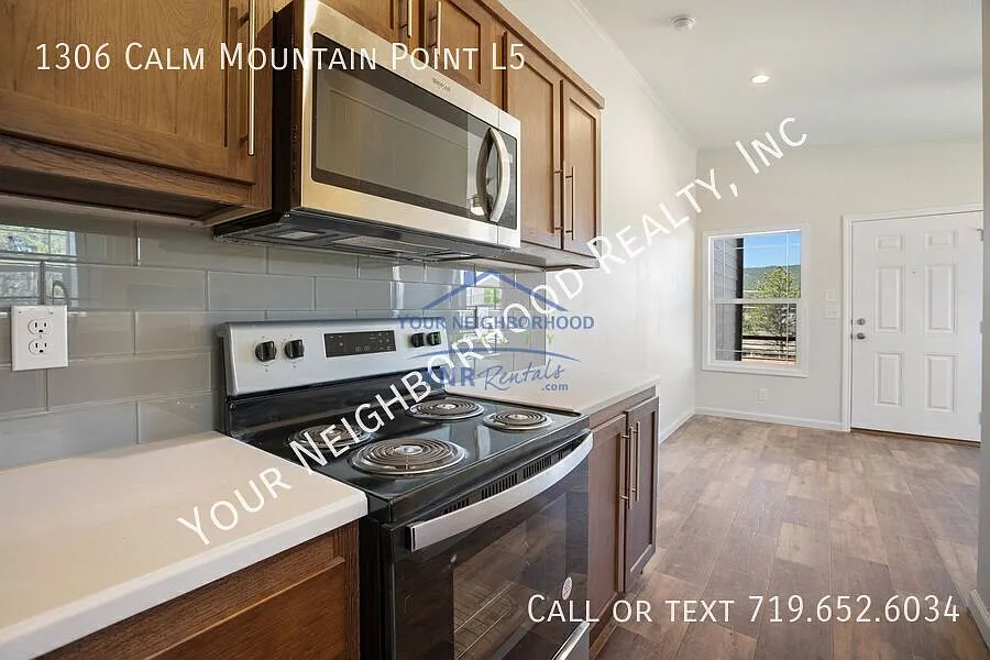 1 Bed 1 Bath Duplex w/ Garage — Photo 4
