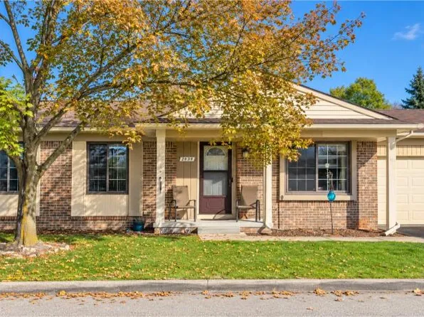 2939 Roundtree Dr, Troy, MI 48083