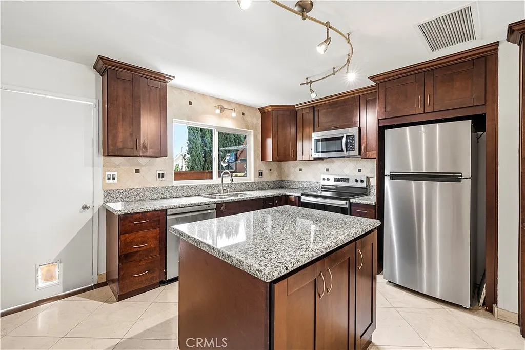2 bed, 1.5 bath, 1062 sqft, $2,800 — Photo 4