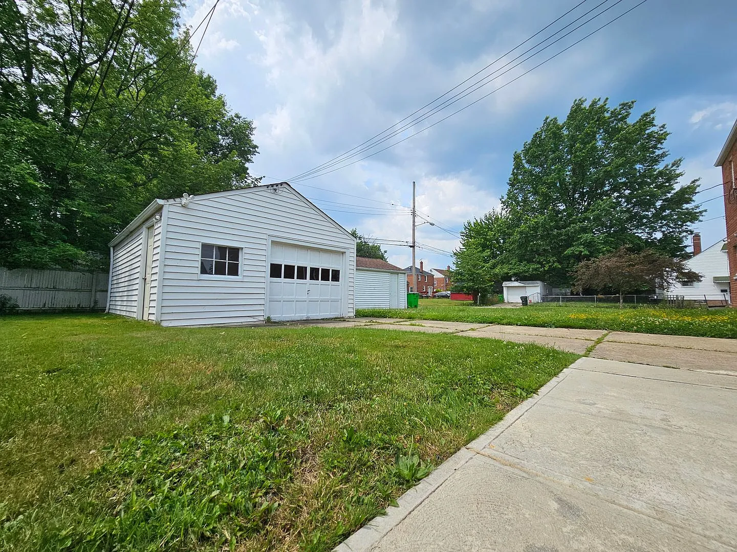 3 Beds and 1 Bath All Brick house available for rent! — Photo 2
