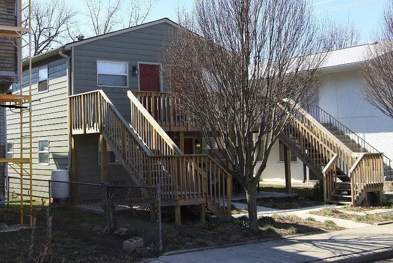 1st image of 1083 E Oak St