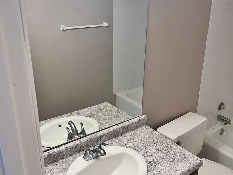 Bristol Square Apartments — Photo 167