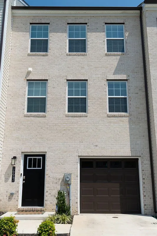 4 bed, 3.5 bath, 1969 sqft, $3,400 — Photo 2