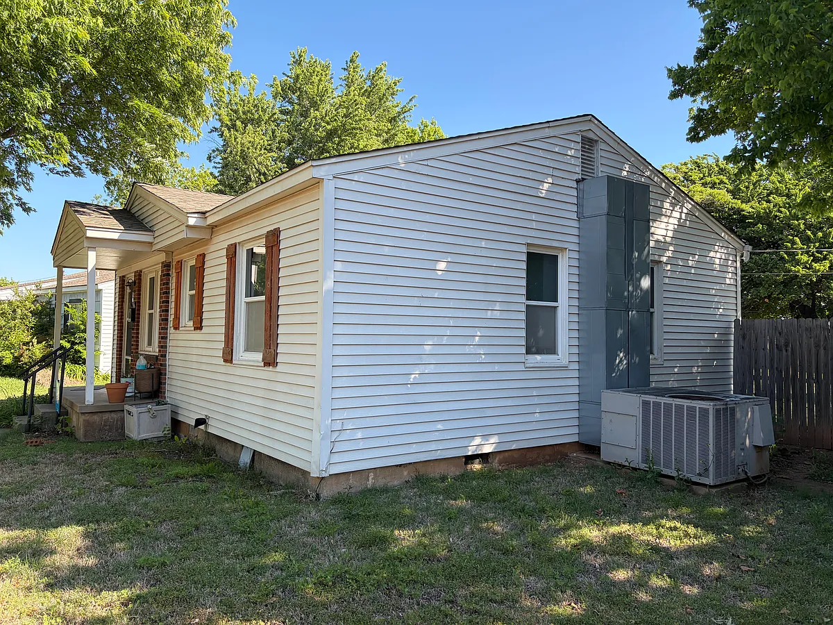 Building Photo - 704 S Santa Fe Dr