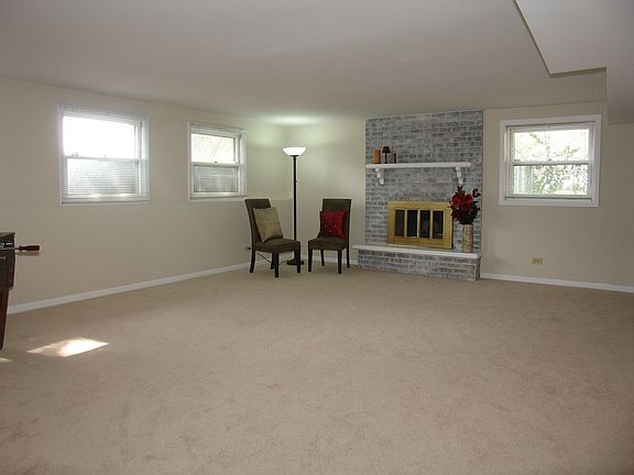 Huge LL Family Room w/Fireplace