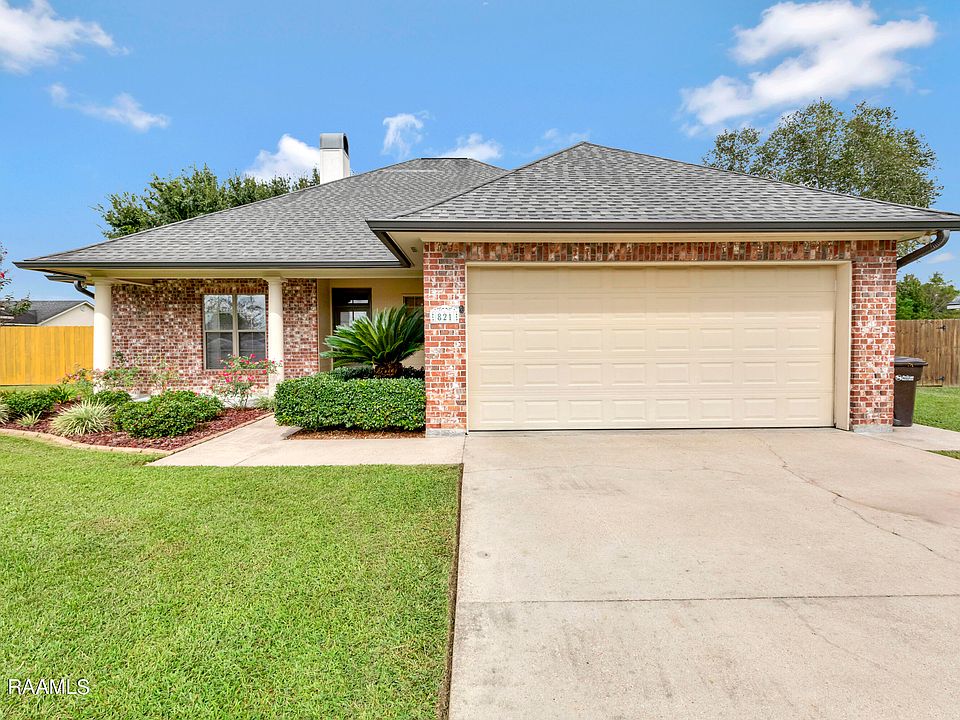 1st image of 821 Belle Dr