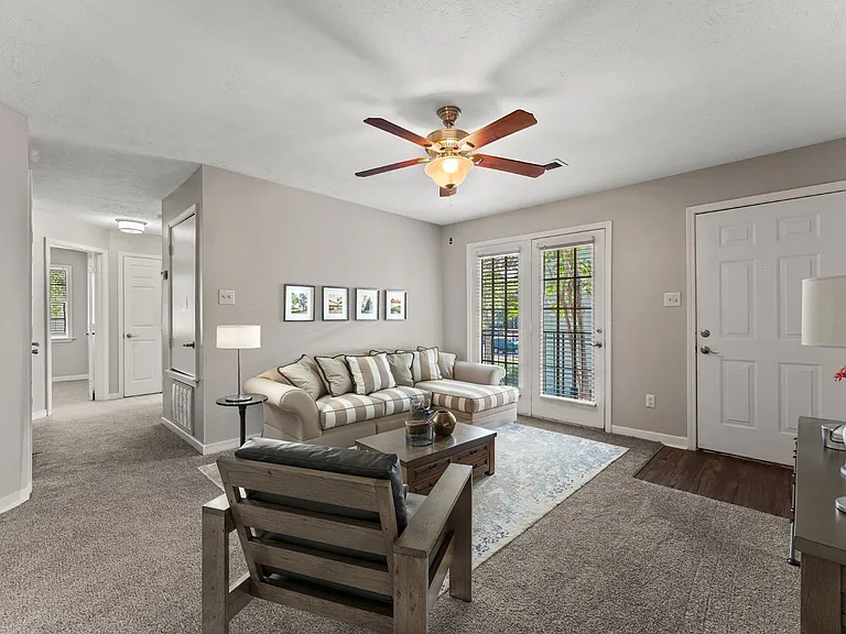Linden (Renovated) - 2 Bed / 2 Bath - 1,100 Sq.Ft.