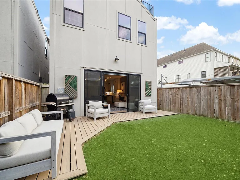 823 Aurora St — Photo 2