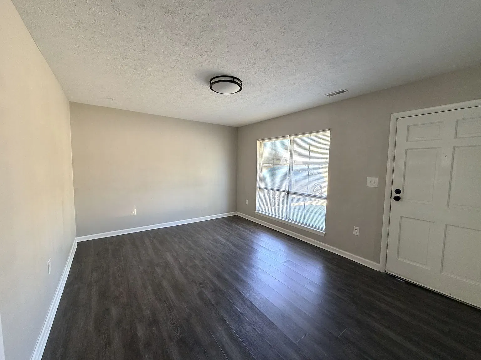 3 bed, 925 sqft, $1,700 — Photo 2