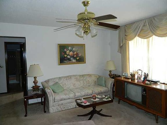5th image of 8221 Blue Spruce Dr