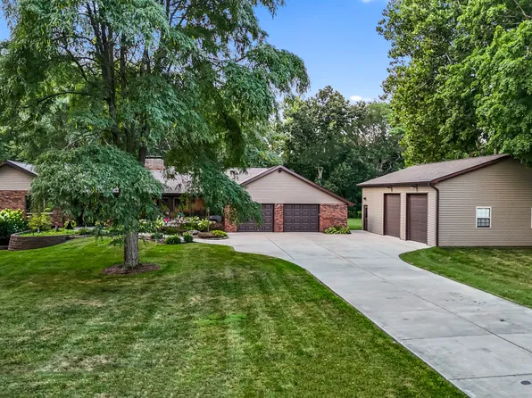 1902 Forestview Dr, Mahomet, IL 61853