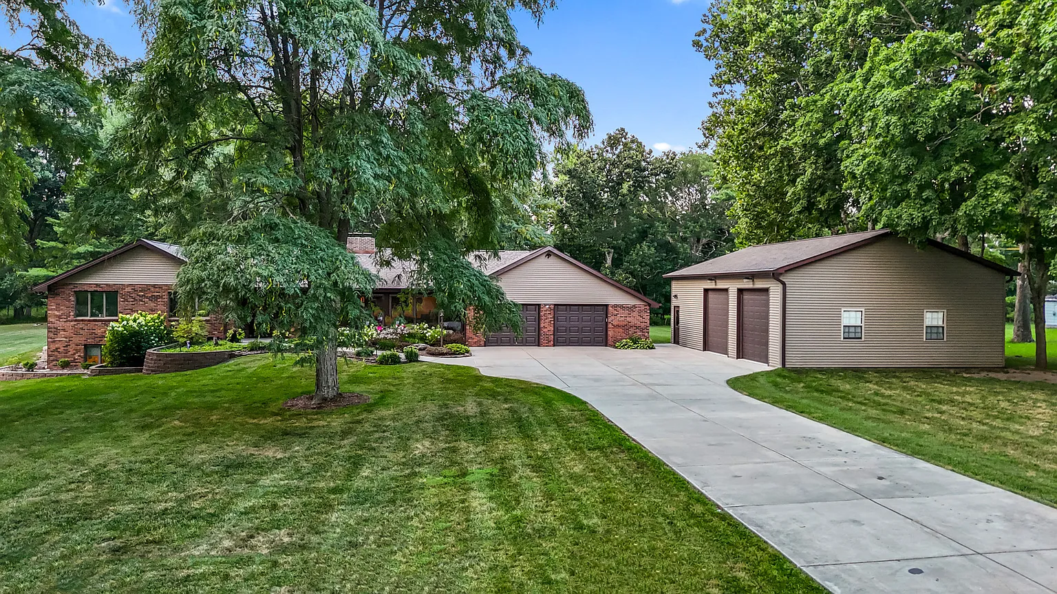 1902 Forestview Dr photo 1