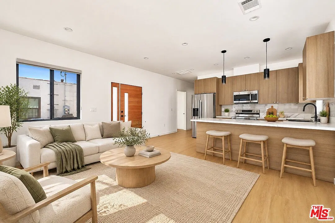 2 bed, 2.0 bath, 1000 sqft, $4,200 — Photo 1