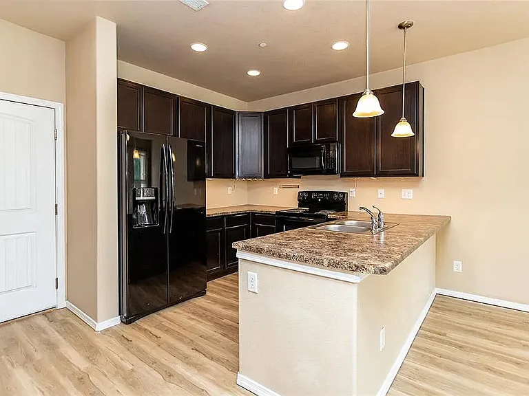 Kitchen with peninsula