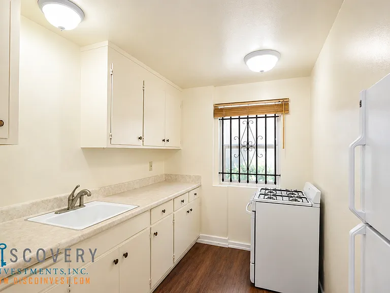 College Ave. 2814 — Photo 7