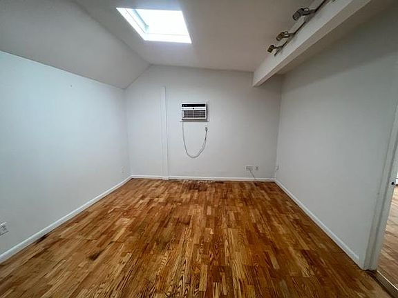 5th image of 51 Hearth Ln