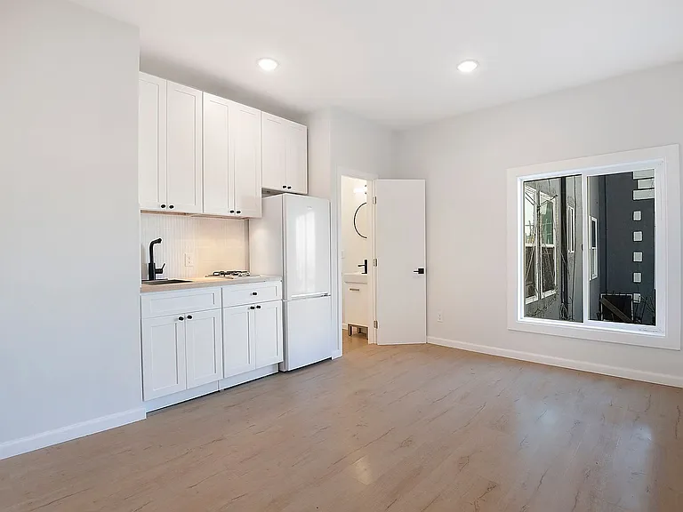 8th Street Studios Near Downtown Los Angeles Move-In Special — Photo 19