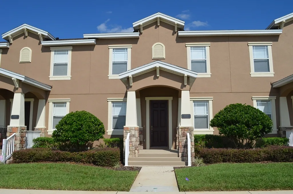 2/2.5 Townhouse with 1/1 Detached Garage Apt with 2-Car Garage in Turtle Creek of Saint Cloud — Photo 1