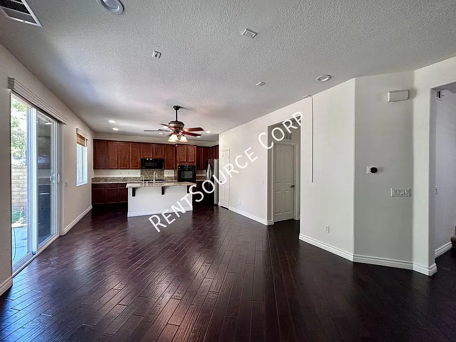 4 Bedroom w/ small Loft and SOLAR for Lease in Valencia West Creek — Photo 4