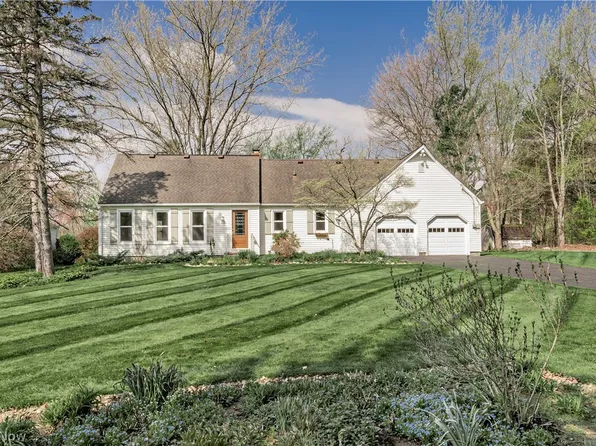 75 Maple Hill Dr, Chagrin Falls, OH 44022