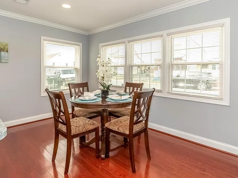 7 Robinson Ave — Photo 2