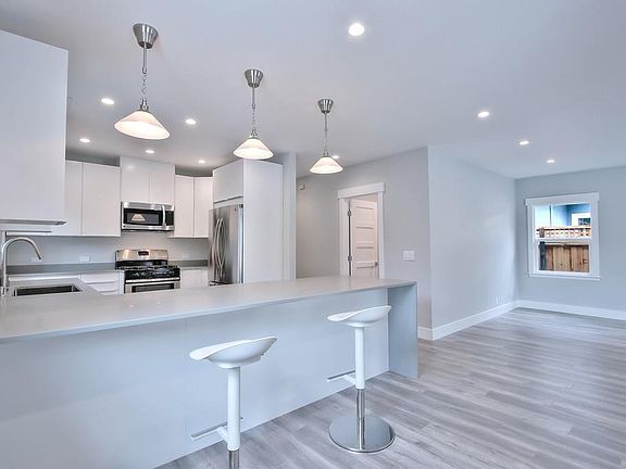 4th image of 1083 Portola Ave