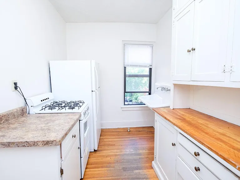 Yale Apartments — Photo 9