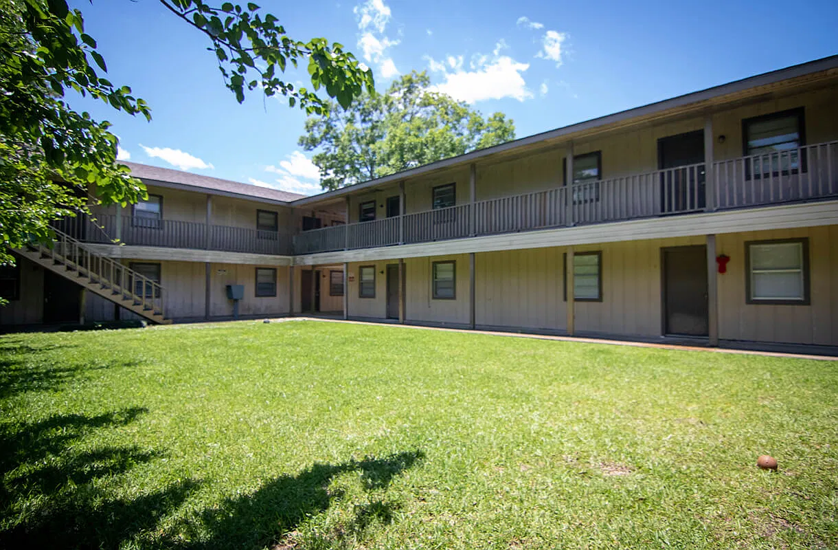 400 Live Oak Spacious 2 Bedroom Apartment with On-Site Laundry — Photo 1